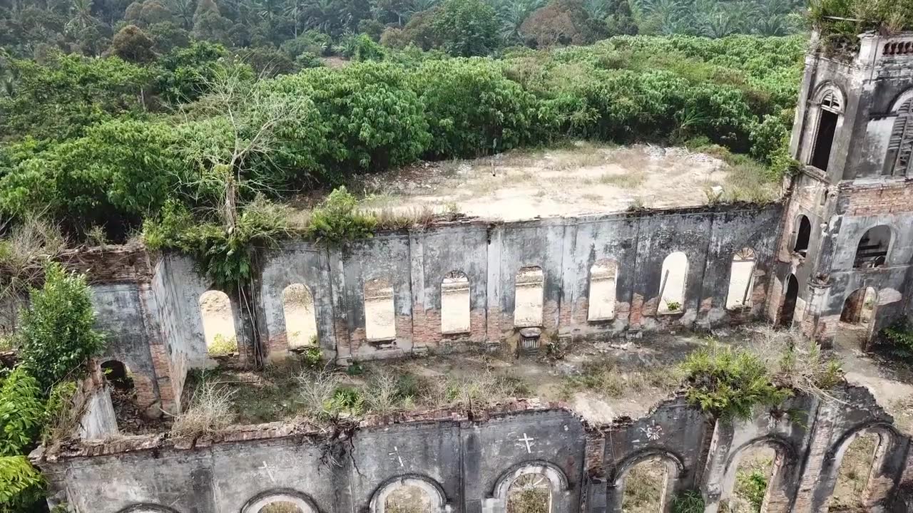 鸟瞰帕格特拉斯，废弃的耶稣圣心教堂视频素材画面3