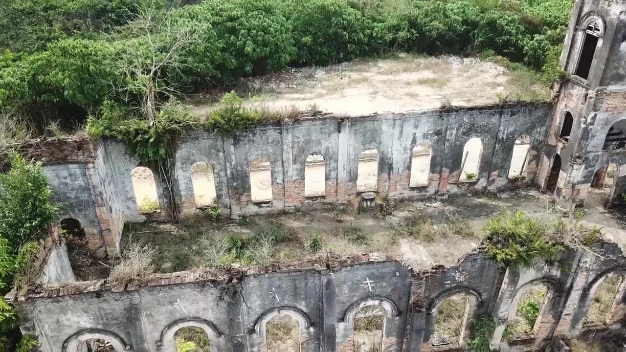 鸟瞰帕格特拉斯，废弃的耶稣圣心教堂视频素材画面4