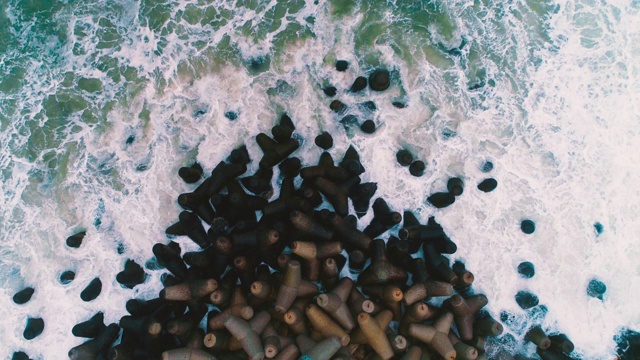 海浪撞击岸边的岩石，无人机拍摄视频素材