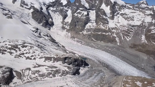 从Diavolezza山视角的Morteratsch冰川的航空全景图，在伯尼纳阿尔卑斯山脉，在格劳宾登，瑞士。视频素材