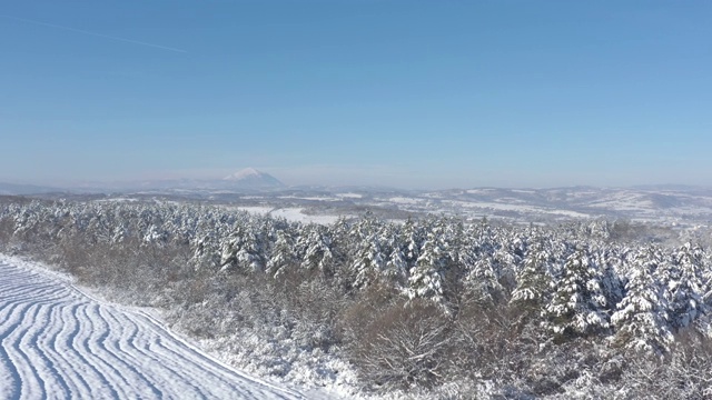 塞尔维亚东部Rtanj山下大雪，4K空中视频视频素材