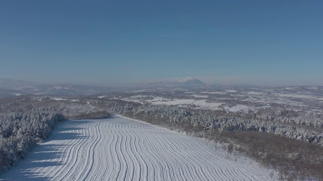 金字塔形状的Rtanj山下雪4K无人机视频视频素材