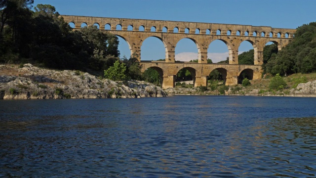 加德罗马桥和加顿河，加德，奥西塔尼，法国视频素材