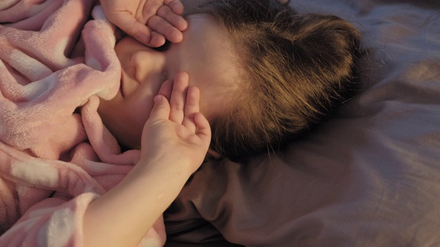 孩子失眠失眠的女孩尝试休息床视频素材