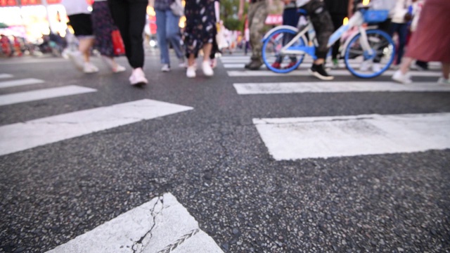 在中国，一群人走在城市人行横道上视频素材