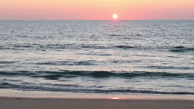 夕阳的余晖映照在海面上，平静的海浪上视频素材