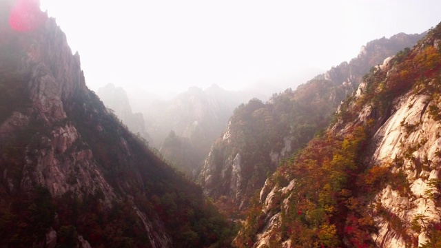 韩国江原道，秋色雪山的浓雾岩石视频素材