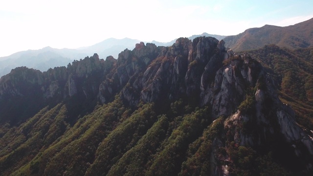 韩国江原道石山的蔚山巴维岩的秋景视频素材