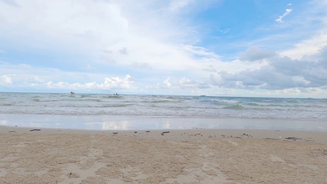 时间流逝，蓝天与云彩的背景。海滩和大海。视频素材