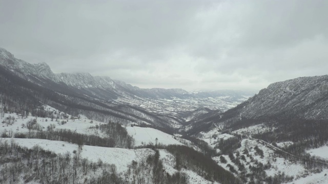 Velik Krs山顶大雪和浓雾，4K航拍视频视频素材