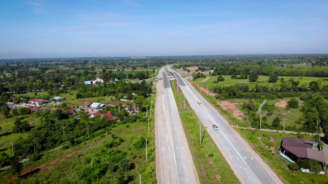 高角度视角的公路风景景观，鸟瞰图的交叉道路在农村，为旅游和交通的概念视频素材