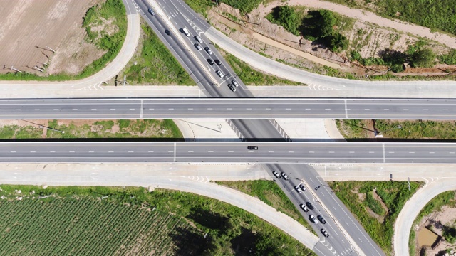 高角度俯视图风景景观的高速公路多级路口，鸟瞰图的交叉道路在农村，为旅行和交通的概念视频素材