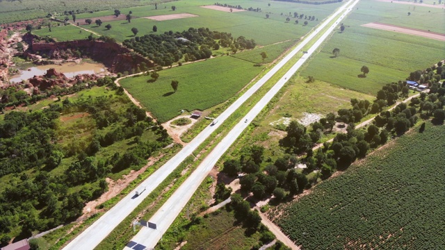 高角度视角的公路风景景观，鸟瞰图的交叉道路在农村，为旅游和交通的概念视频素材