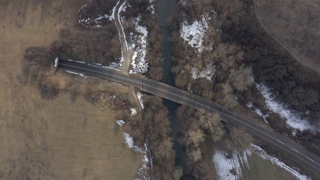 秋天的场景与雪和道路4K无人机镜头视频素材