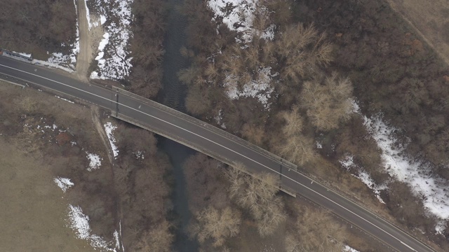 从4K无人机拍摄的道路鸟瞰日常场景视频素材