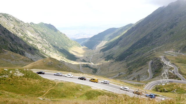 弯弯曲曲的道路上的罗马尼亚transagarasan路线4K视频视频素材