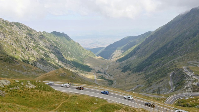 弯弯曲曲的道路上的罗马尼亚transagarasan路线4K视频视频素材