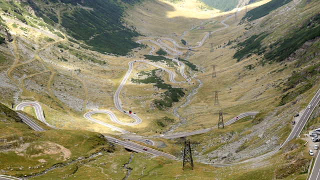 被占领的transagarasan蜿蜒公路上的喀尔巴阡山巨大的4K视频视频素材