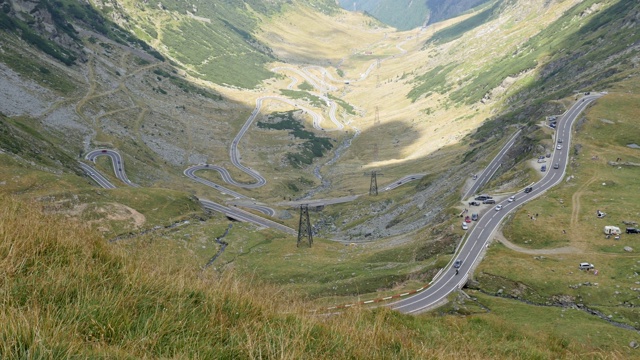 法加拉斯山顶与transagarasan DN7C道路慢pan 4K视频视频素材