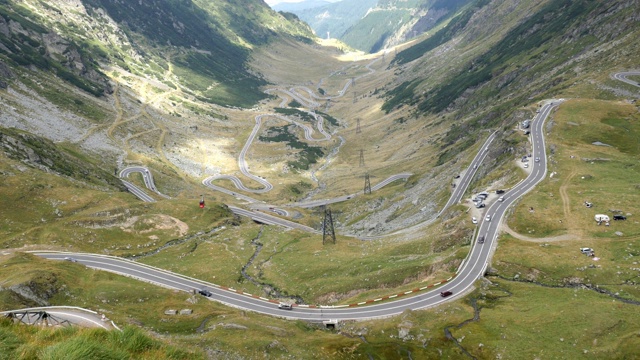 著名的transagarasan铺在罗马尼亚夏季4K镜头的山路视频素材