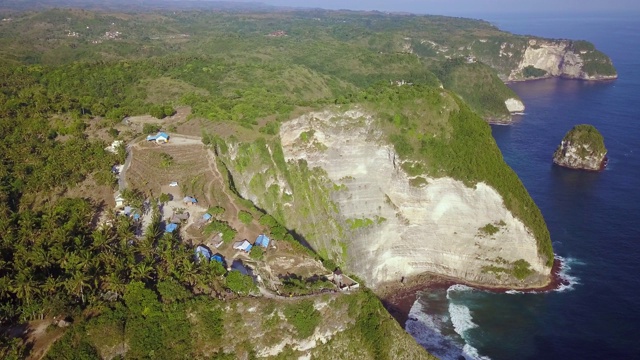 美丽的无人机在克林金海滩惊人的悬崖上空飞行视频素材