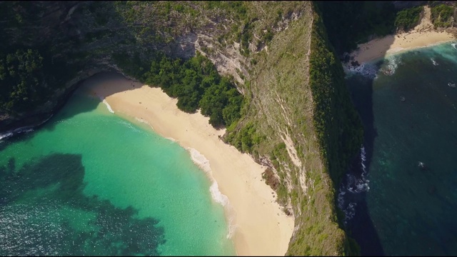 美丽的无人机在克林金海滩惊人的悬崖上空飞行视频素材