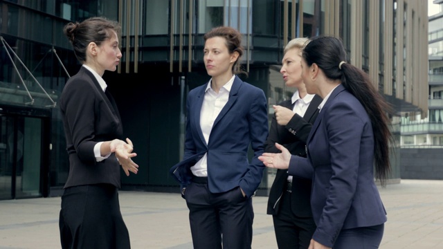 中位演讲者教练女老板在小组会议上对业务销售团队进行讲解教学，女业务培训师在会议休息时在办公室中心演讲视频素材画面4