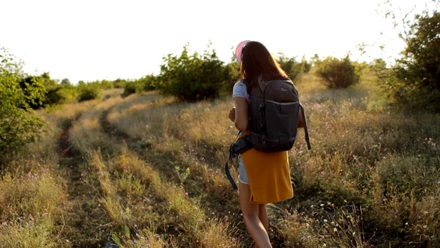 女性徒步旅行者独自走在草地上视频素材