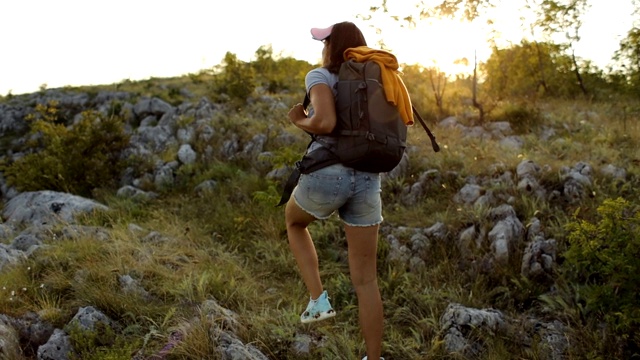 女性徒步旅行者独自走在草地上视频素材