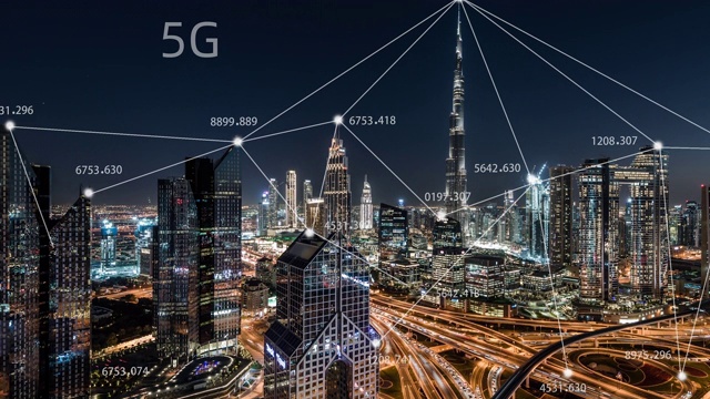 T/L迪拜城市天际线和5G网络概念，从白天到夜晚/阿联酋视频素材画面1