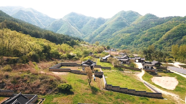 Hanok(传统的韩国房子)位于韩国庆尚北道，南am Head house / Andong-si视频素材