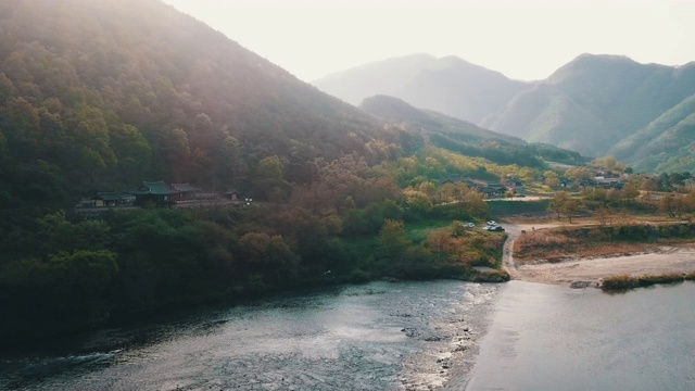 韩国庆尚北道Nakdonggang河边/ anddong -si的Nongam Head house的Hanok(传统韩国房子)视频素材