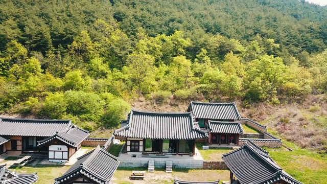 Hanok(传统的韩国房子)位于韩国庆尚北道，南am Head house / Andong-si视频素材