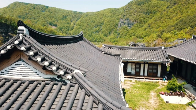 Hanok(传统的韩国房子)位于韩国庆尚北道，南am Head house / Andong-si视频素材