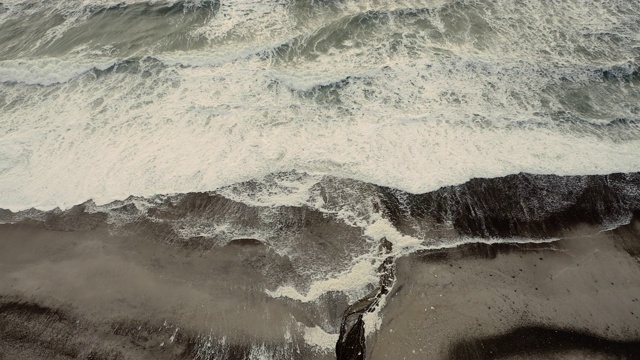 鸟瞰美丽的海浪撞击丹麦海滩视频素材