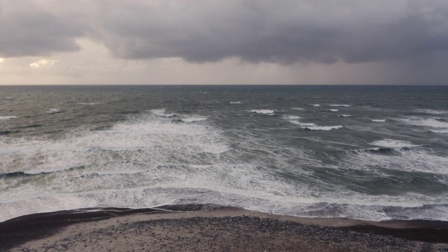 美丽的海浪撞击着丹麦海滩上的棕色沙滩视频素材