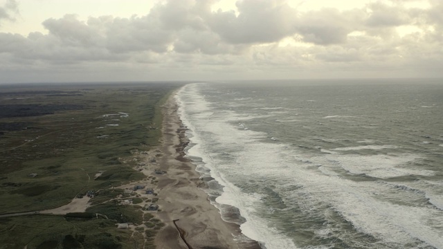 全景无人机拍摄的白云，强大的海滩海浪和草地视频素材