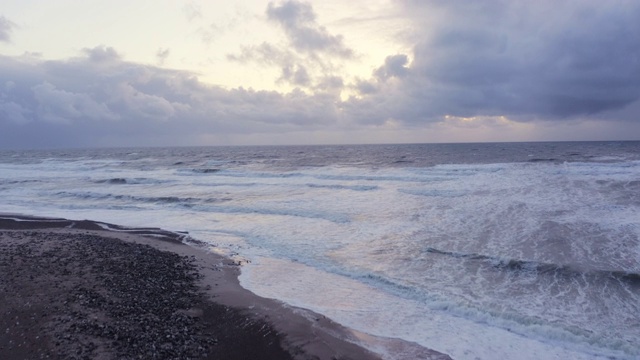 雄伟的天空和宁静的海滩水和海浪沿着丹麦海岸视频素材