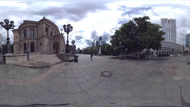 360VR，法兰克福歌剧院广场，喷泉和银行大厦，城市生活视频素材