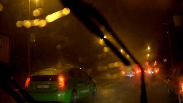 晚上在大雨中驾车穿过城市视频素材