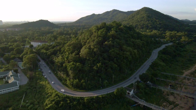 泰国春武里斯拉差市流经邦邦水库的阿里尔公路视频素材