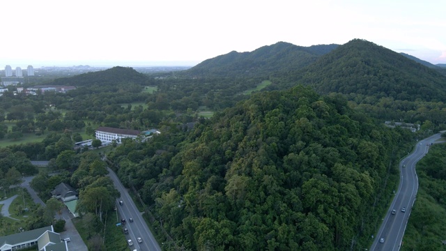 泰国春武里斯拉差市流经邦邦水库的阿里尔公路视频素材