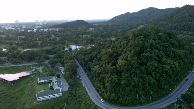 泰国春武里斯拉差市流经邦邦水库的阿里尔公路视频素材