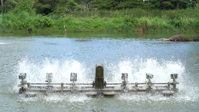 在农业生产中，曝气机涡轮将氧气注入水中视频素材