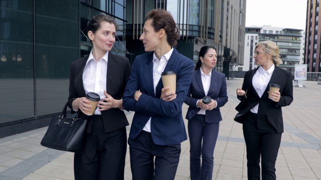 四个白人女同事在户外散步。商务女性在公司中心公司大楼里走来走去。女老板谈论合作未来计划讨论休息时间视频素材画面2