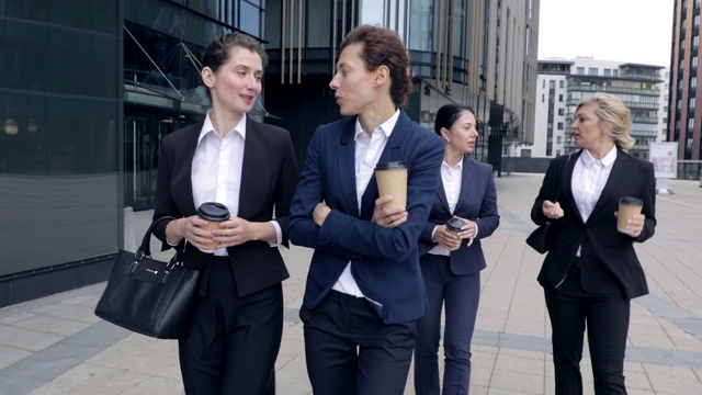 四个白人女同事在户外散步。商务女性在公司中心公司大楼里走来走去。女老板谈论合作未来计划讨论休息时间视频素材画面4