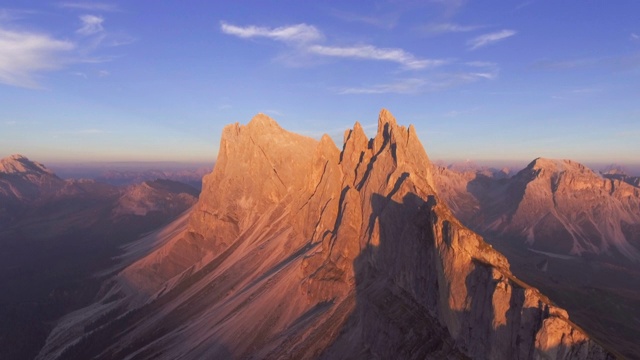 鸟瞰图DOLOMITES Val di Funes在日落视频素材