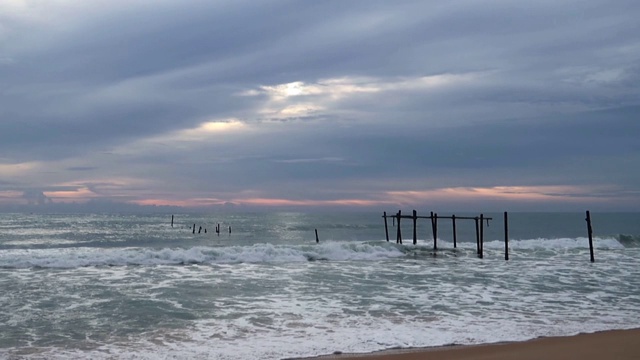 海水表面光泽，平静的海浪到达热带夏季沙滩视频素材