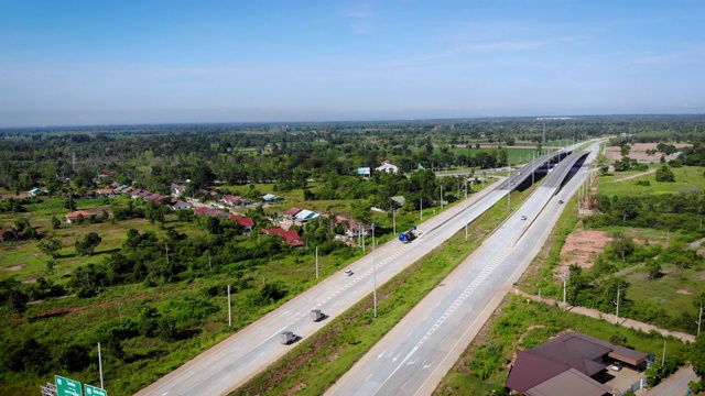 高角度视角的公路风景景观，鸟瞰图的交叉道路在农村，为旅游和交通的概念视频素材