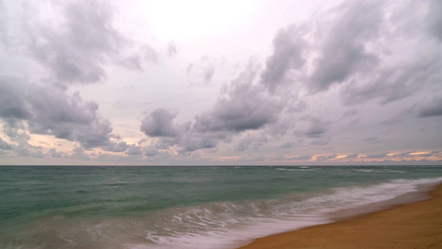 时间流逝4K 3840x2160移动的乌云在天空中海浪撞击空沙滩在坏天气的一天视频素材